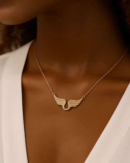 Collier pendentif en acier titane – Design Géométrique et Ailes